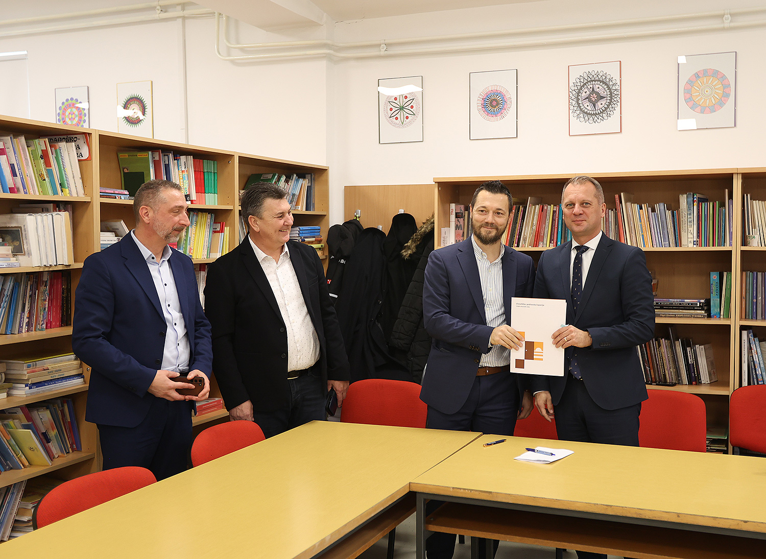 Kreće najveći obrazovni projekt Virovitičko-podravske županije – gradnja nove škole i nove trodijelne sportske dvorana Područnog odjela Osnovne škole Petra Preradovića u Pitomači, nakon čega će svi osnovnoškolci ići u jednu smjenu 1 skola potpis 1