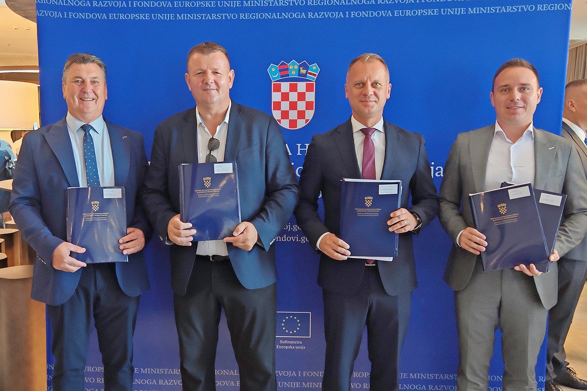 Potpisani i dodijeljeni ugovori za bespovratna sredstva za projekte zelene infrastrukture: na području županije slijede nova ulaganja u parkove, drvorede i zelene koridore 1 Djakovo ugovori i sjednica vijeca za reg razvoj foto Martina Basic 50