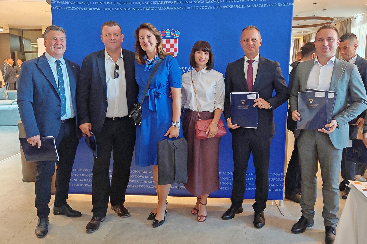 Potpisani i dodijeljeni ugovori za bespovratna sredstva za projekte zelene infrastrukture: na području županije slijede nova ulaganja u parkove, drvorede i zelene koridore 2 Djakovo ugovori i sjednica vijeca za reg razvoj foto Martina Basic 51